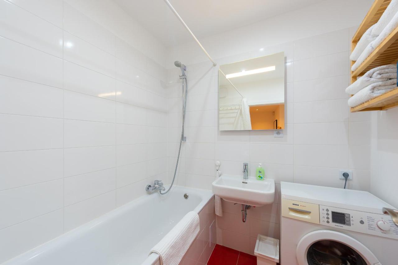 Bright Charming Apt With Terrace, Parking & Airco. Prague Luaran gambar
