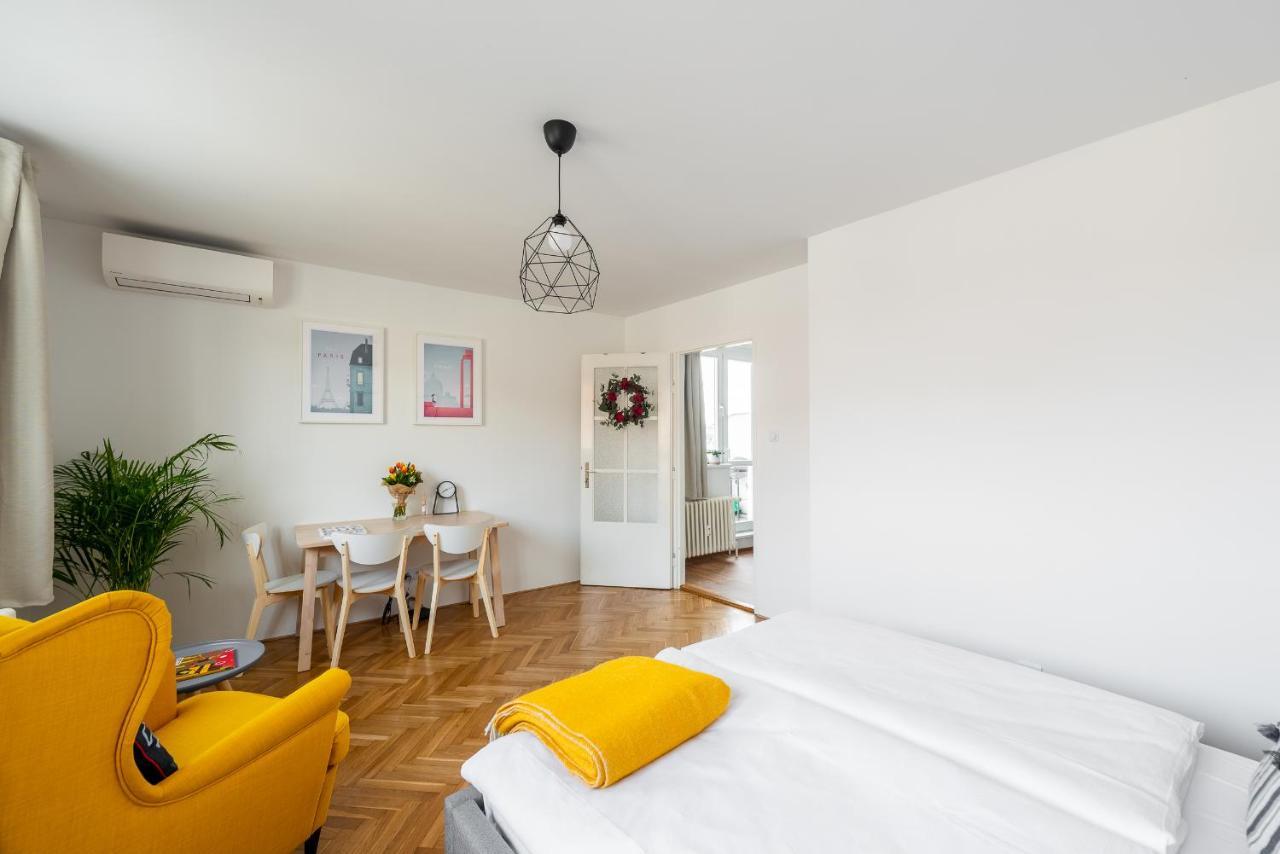 Bright Charming Apt With Terrace, Parking & Airco. Prague Luaran gambar